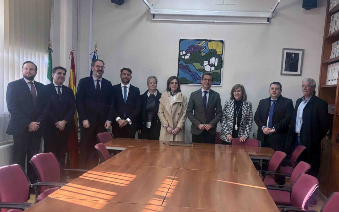 El consejero Paradela visita el Valle del Guadiato mientras los trabajadores del hospital protestan por incumplimientos de la Junta