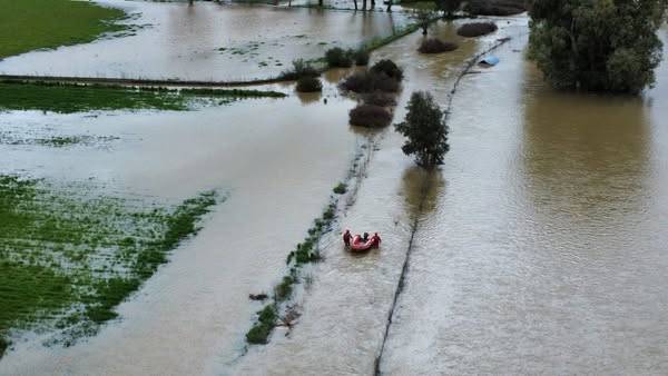 Bomberos rescatan en zodiac a un hombre atrapado por las lluvias en Belmez