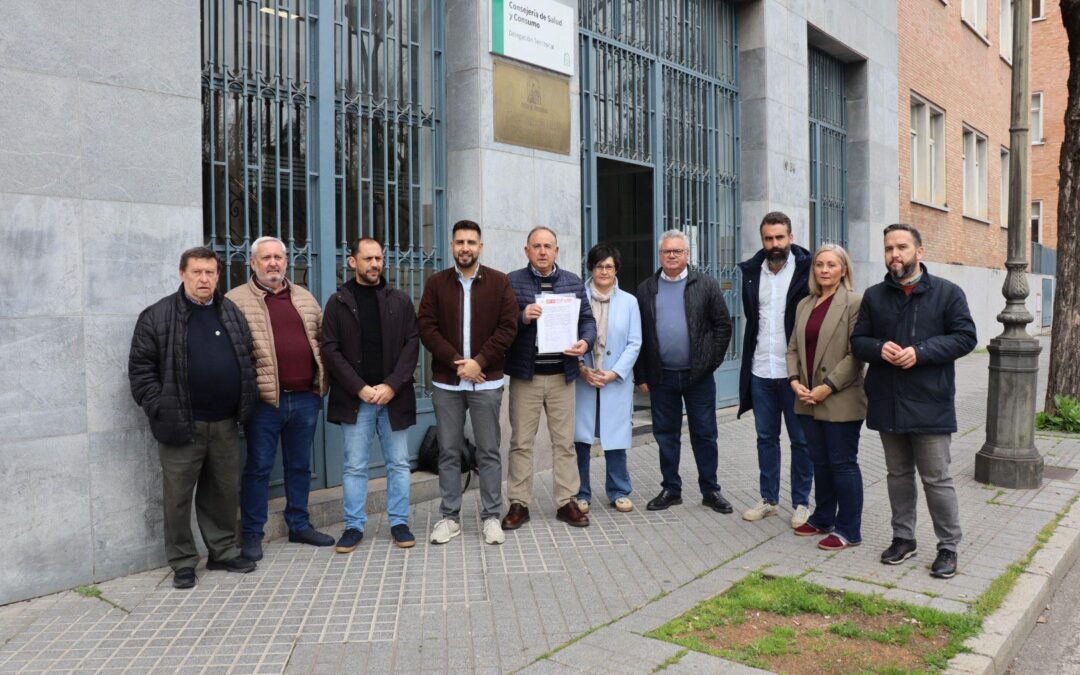 PSOE, IU, UGT Y CCOO LLEVAN MÁS DE 2.000 FIRMAS A LA DELEGACIÓN DE SALUD CONTRA EL DESMANTELAMIENTO DEL HOSPITAL DEL GUADIATO