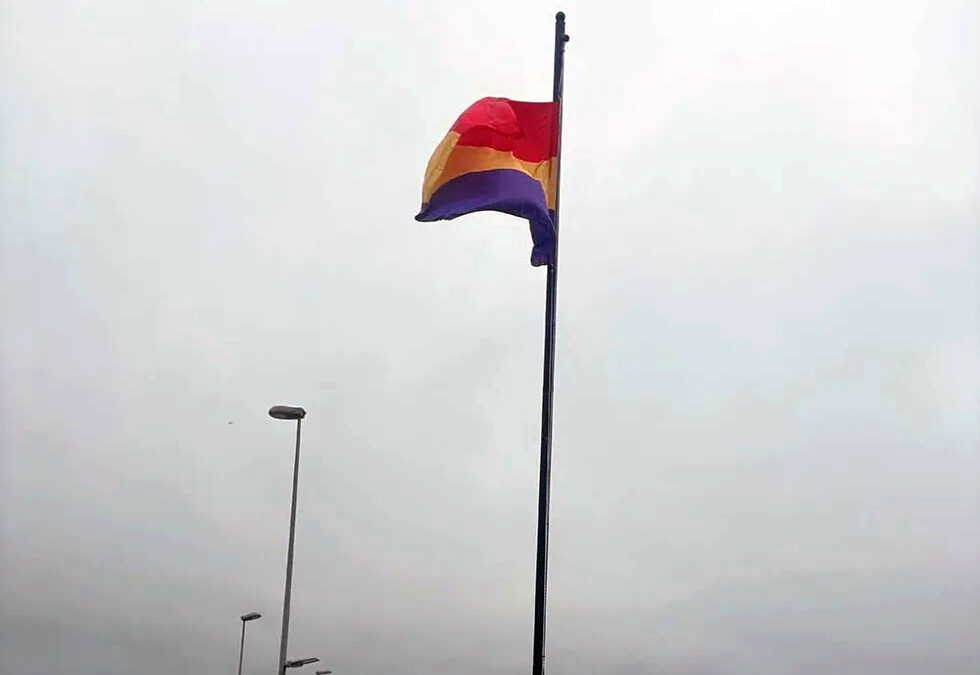 Desaparece la bandera republicana instalada el pasado lunes: piden investigación y denuncian pasividad del Ayuntamiento