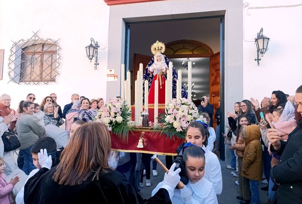 Desde la Parroquia San Miguel Arcángel, procesionaron el Stmo. Cristo del Perdón y Ntra. Sra. de la Misericordia, llevada a hombros por menores