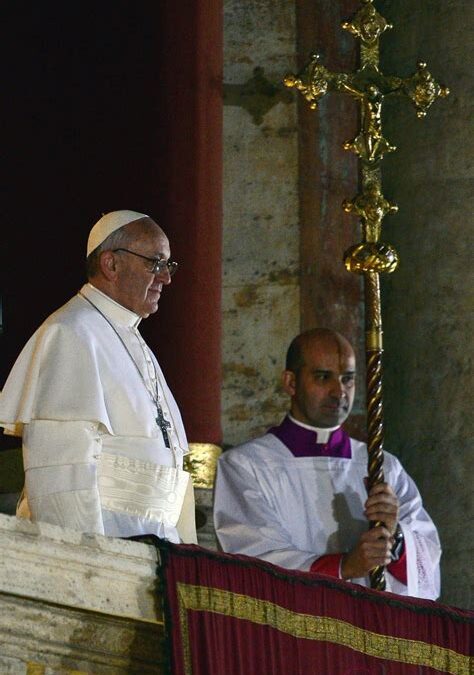 EL PAPA «ROJO» QUE SE QUISO ACERCAR A LOS DESFAVORECIDOS Y A LOS DÉBILES PARA CONVENCERLES DE LA FE CRISTIANA