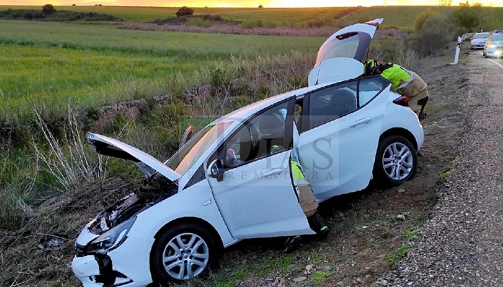Un conductor de 29 años herido grave tras un vuelco en el kilómetro 62 de la N-432, cerca de Zafra