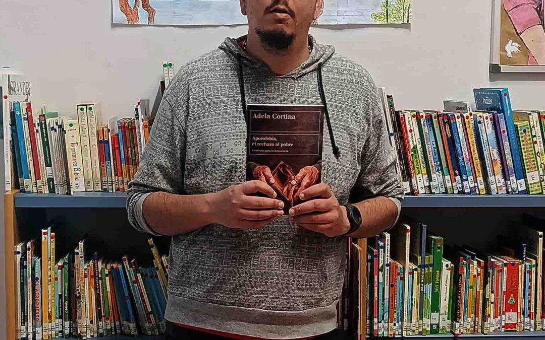 Sergio Delgado Cintas dona a la biblioteca el libro recomendado en Radio Peñarroya