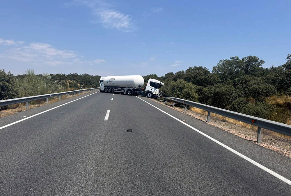Un hombre muere en un accidente en la N-432 tras chocar su turismo con un camión