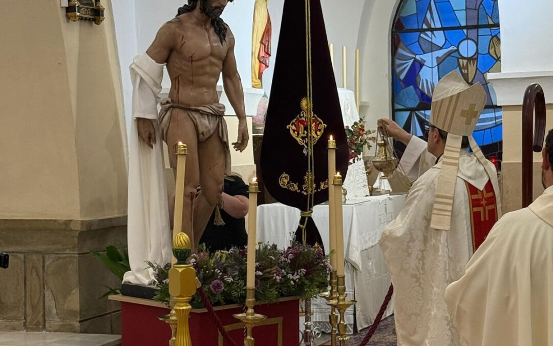El Obispo de Córdoba bendice la nueva imagen del Cristo de la Humildad Despojado, obra de Luis Agudo, en Espiel