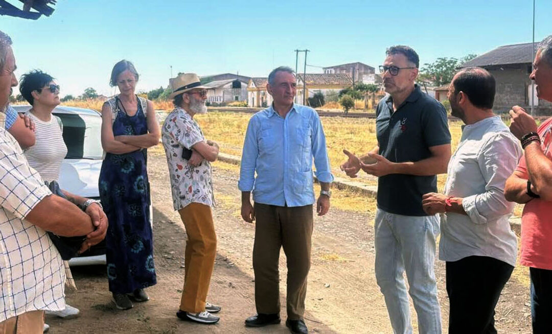 Izquierda Unida reivindica la reapertura de la línea ferroviaria Córdoba-Almorchón en una rueda de prensa desde la estación de Peñarroya-Pueblonuevo