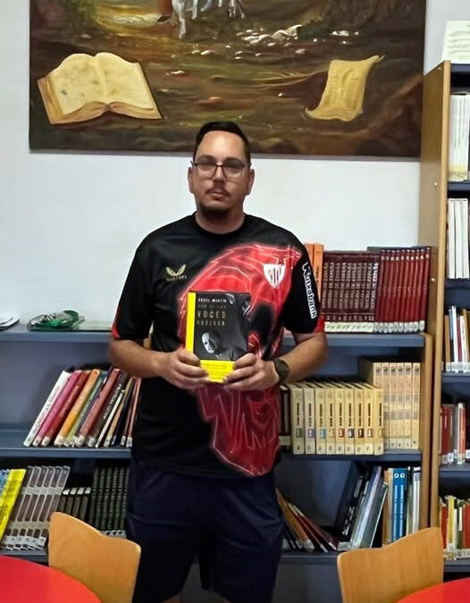 Sergio Delgado Cintas dona a la Biblioteca Pública Municipal Peñarroya-Pueblonuevo el libro recomendado en “Ser viajeros, el mundo de los libros”