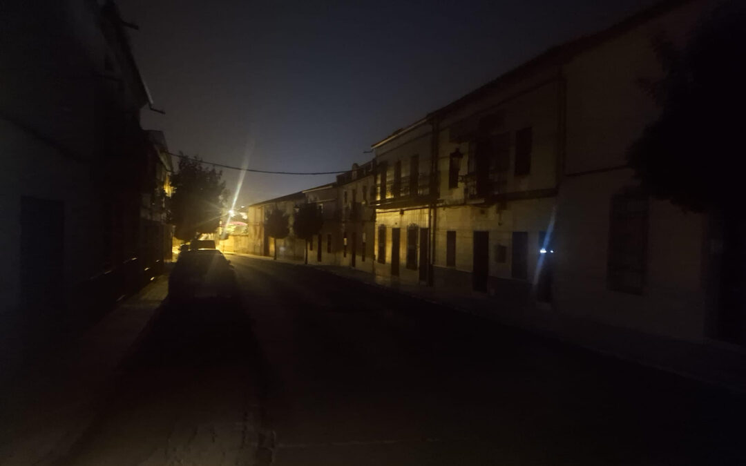 Vecina denuncia la mala educación de un policía local en plena emergencia por apagón en calle Peñas Rojas