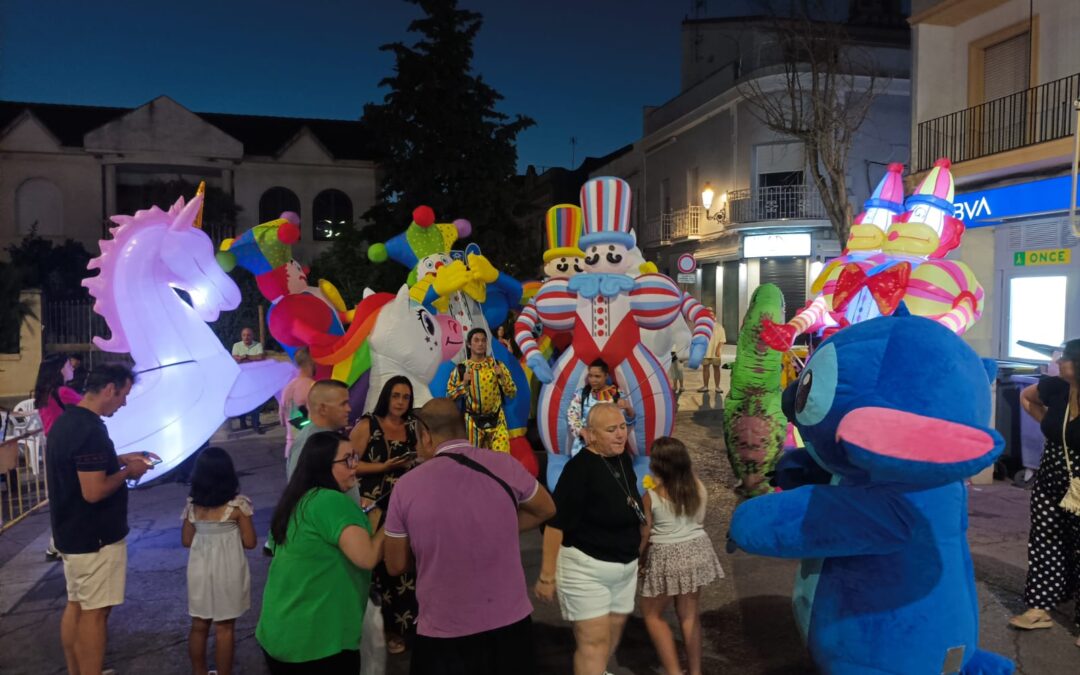 Imágenes del pasacalles de la feria de agosto en Pueblonuevo