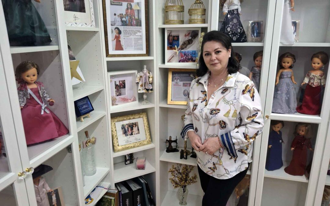 HERMINIA MARCADO CABANILLAS – LA MUJER DE LOS TRAJES DE MUÑECAS NANCY QUE HA HECHO DE SU AFICIÓN SU MODO DE VIDA –