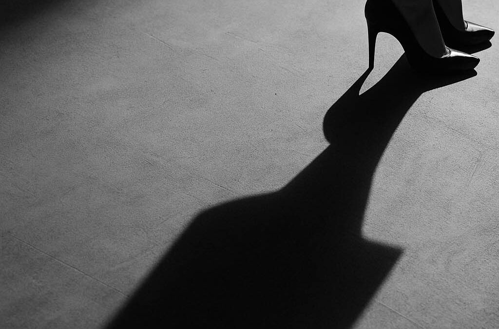 LA TRAMA SE VISTE DE MUJER CON TACONES ALTOS