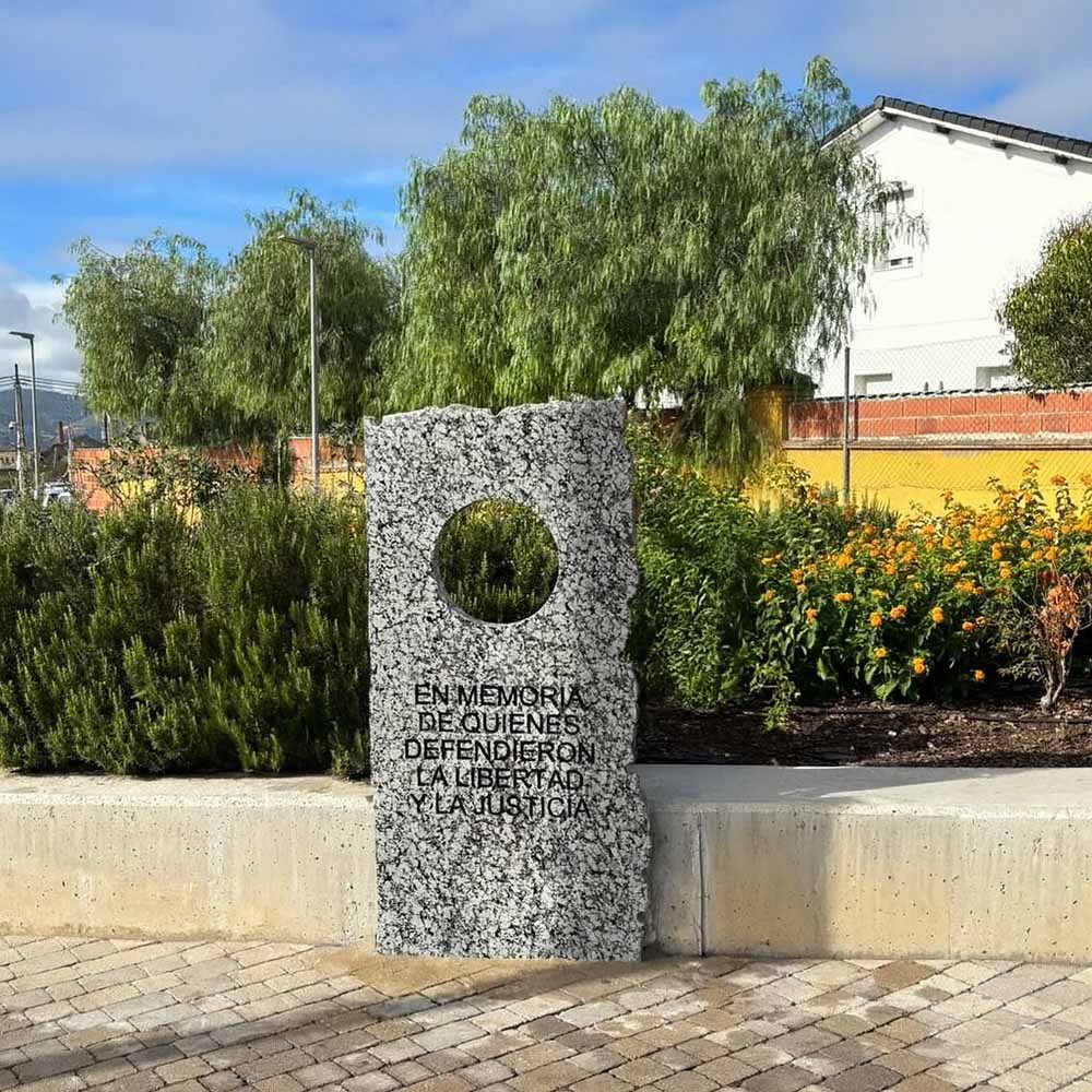 El monolito republicano reabre el debate sobre la memoria y la autoría de la iniciativa.
