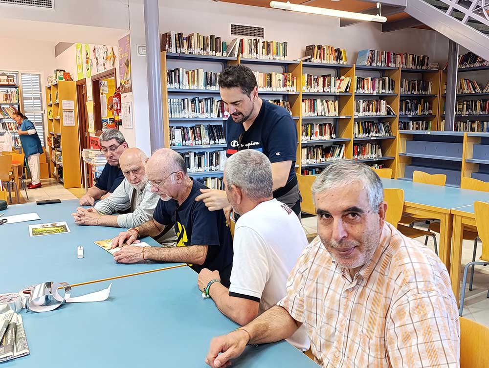 Faisem en la biblioteca