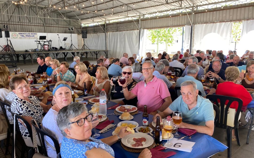 La Asociación de Vecinos El Peñón celebra su 44º aniversario con una animada comida de hermandad
