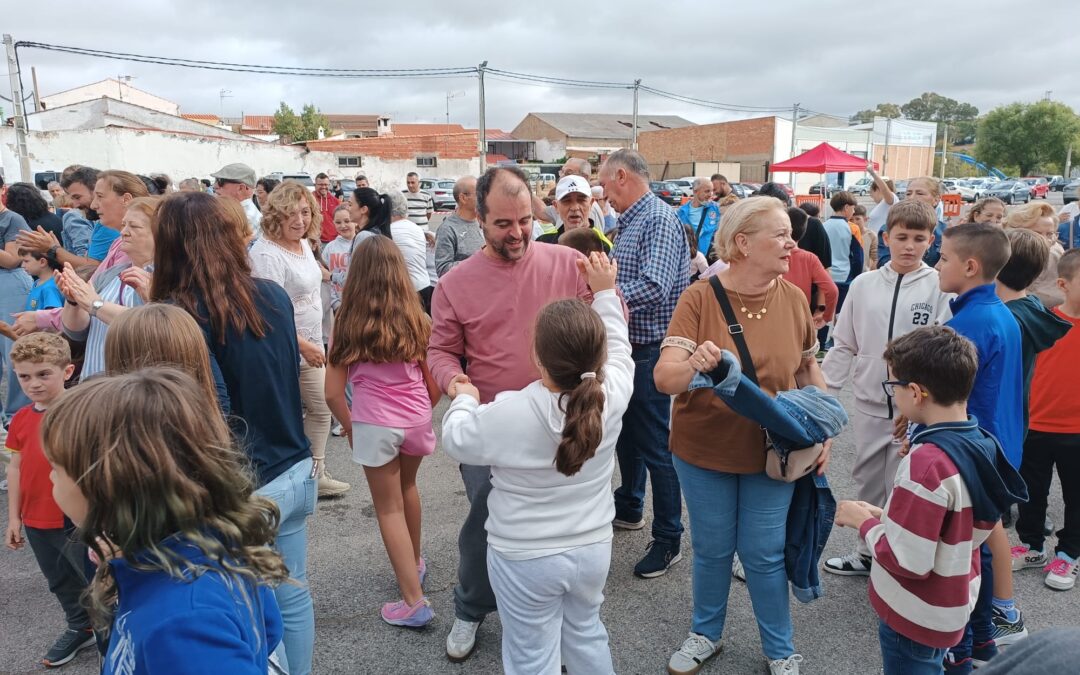 Gymkana Intergeneracional une a abuelos y nietos en el CEIP Eladio León