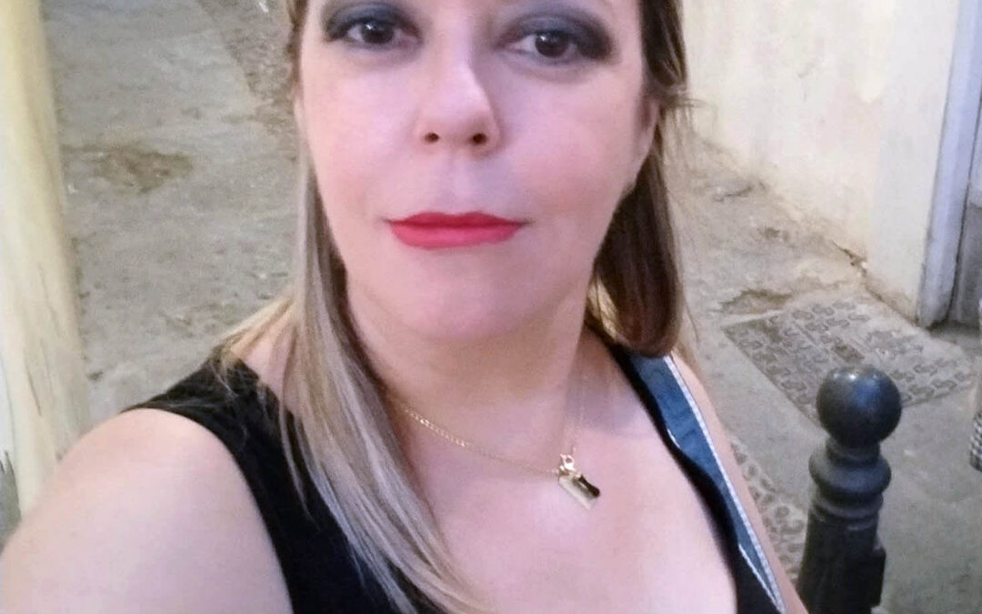 ANA BELÉN CARRASCO ROJAS – LA BENJAMINA DE UNA FAMILIA MODÉLICA QUE DESPRENDE UN GRAN AROMA DE MUJER CON AFECTOS ENCONTRADOS
