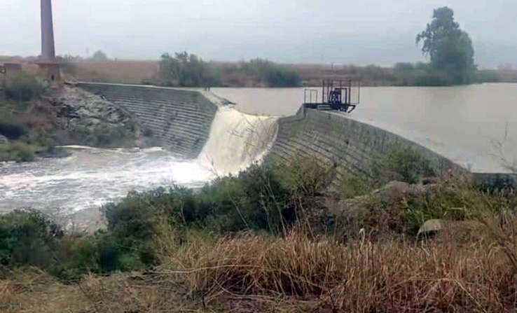 El embalse de San Pedro comienza a verter y devuelve la esperanza hídrica al Guadiato tras los días de lluvia