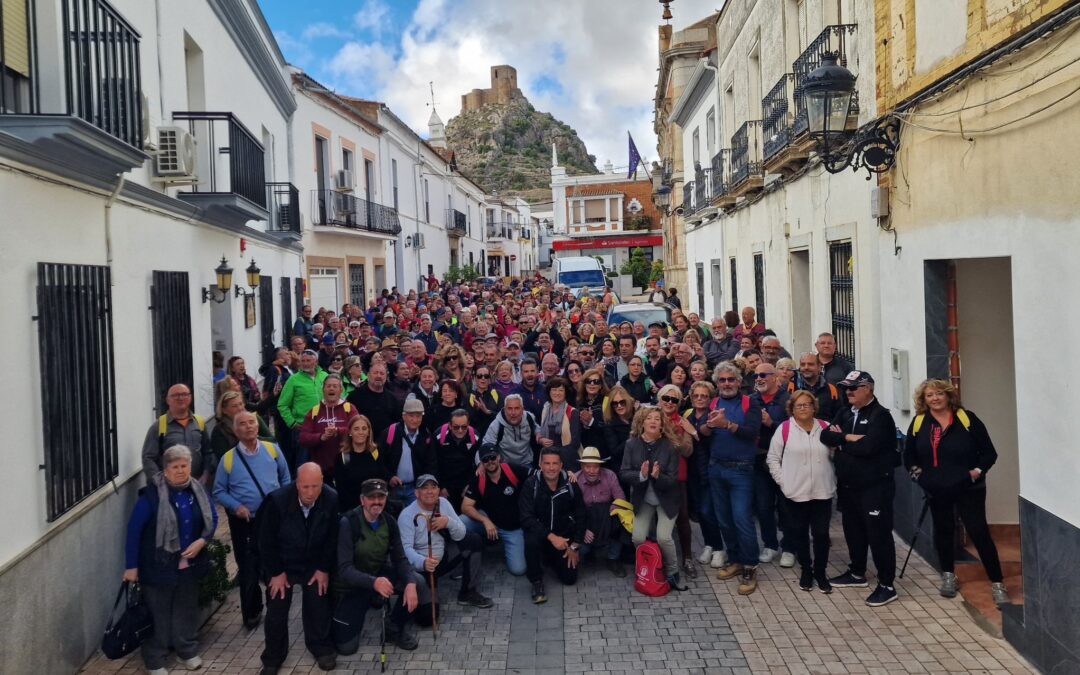 Las peñas cordobesas llenan Belmez en una jornada de senderismo solidario por la Vía Verde de La Maquinilla