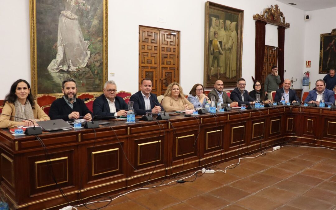 El PSOE exige transparencia y respuestas en un pleno marcado por los reintegros y la falta de gestión
