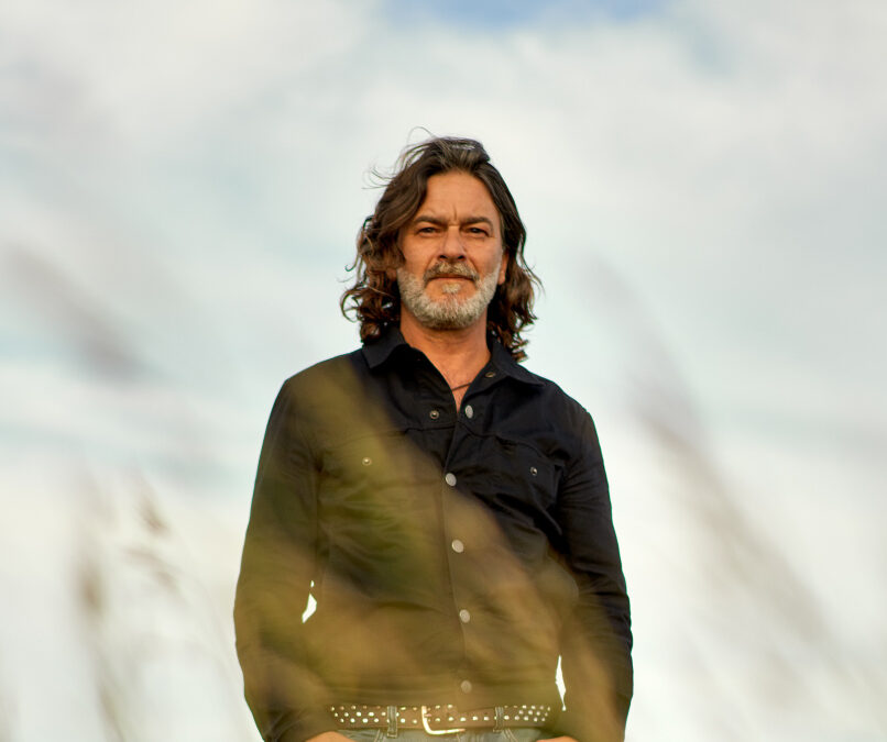 QUIQUE GONZÁLEZ – EL CANTAUTOR MÁS PERSONALISTA E ÍNTIMISTA DEL PANORAMA NACIONAL