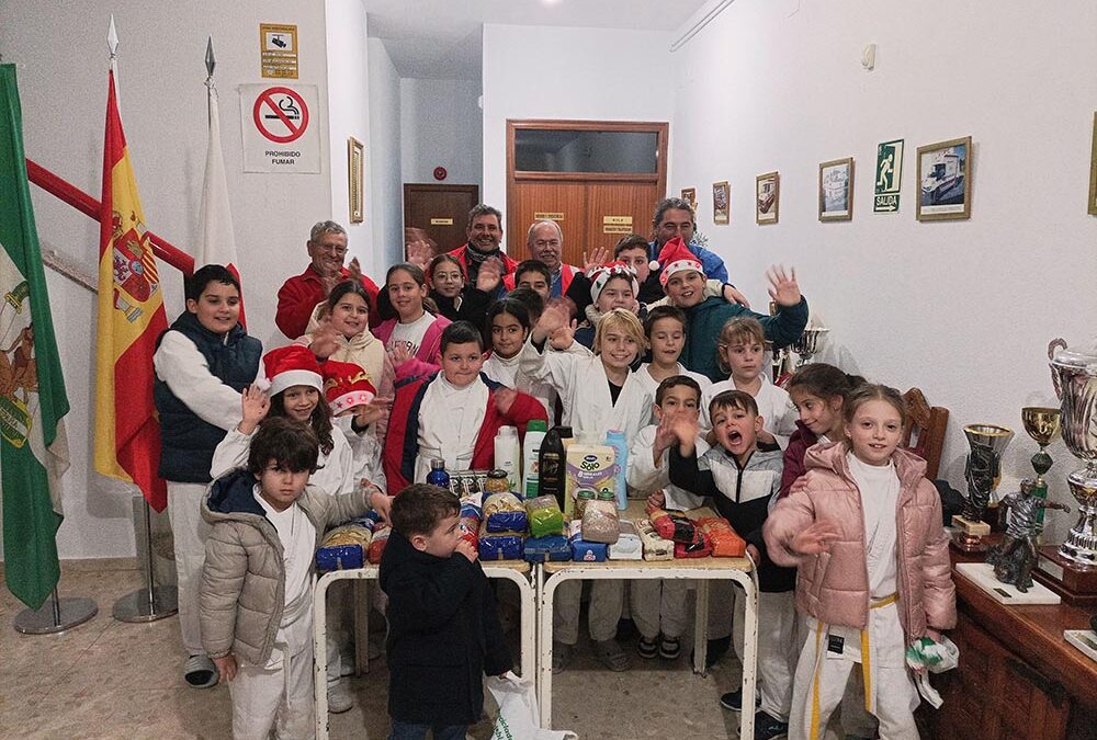 El Club de Judo Rafael Alcántara, dona alimentos a Cruz Roja Comarcal