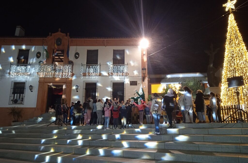 Fuente Obejuna inaugura su iluminación de Navidad con un gran espectáculo de luz, sonido y ambiente familiar