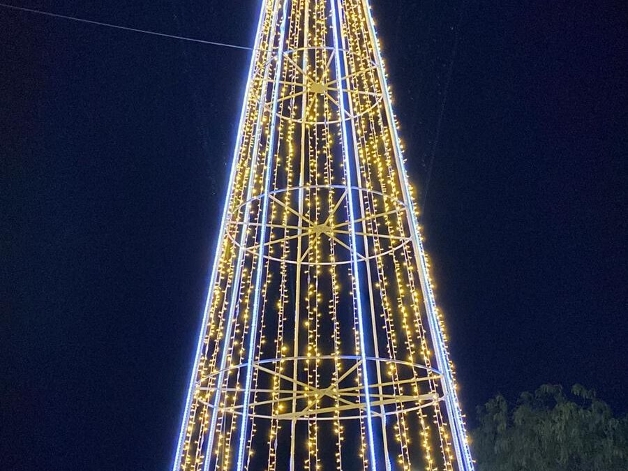 Peñarroya-Pueblonuevo enciende su árbol y alumbrado navideño en una tarde discreta pero animada por el Coro Rociero
