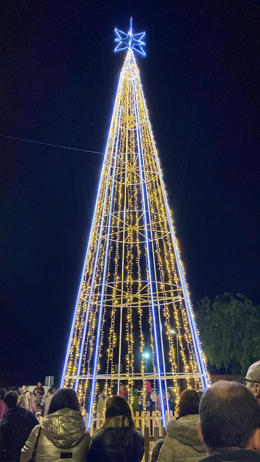 Peñarroya-Pueblonuevo enciende su árbol y alumbrado navideño en una tarde discreta pero animada por el Coro Rociero
