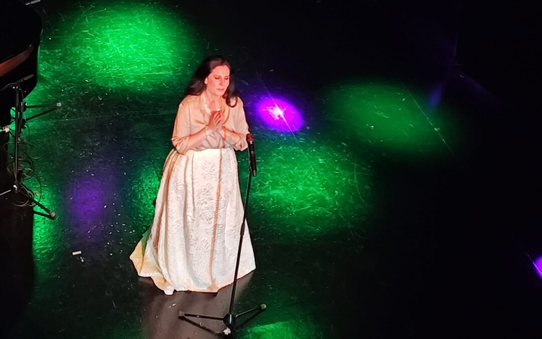 Diana Navarro emociona al teatro de Peñarroya en una noche para la historia