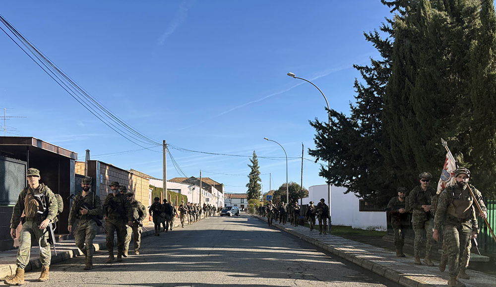 Despliegue militar inusual en Peñarroya: cuatro autobuses llegan para realizar maniobras