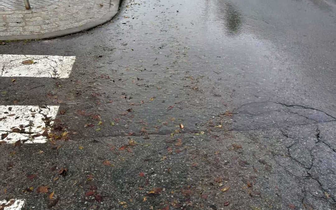 Una avería vierte agua a la calle ante la denuncia vecinal