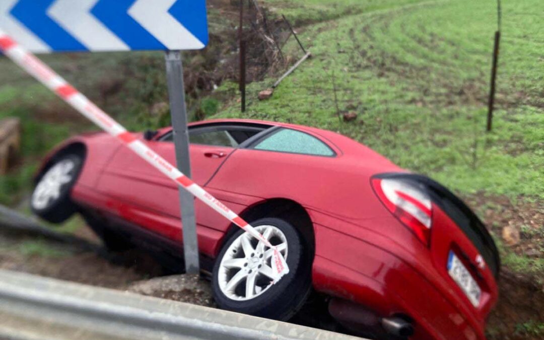 Un vehículo sufre una salida de vía en la entrada a Peñarroya: llaman a extremar la precaución por las lluvias