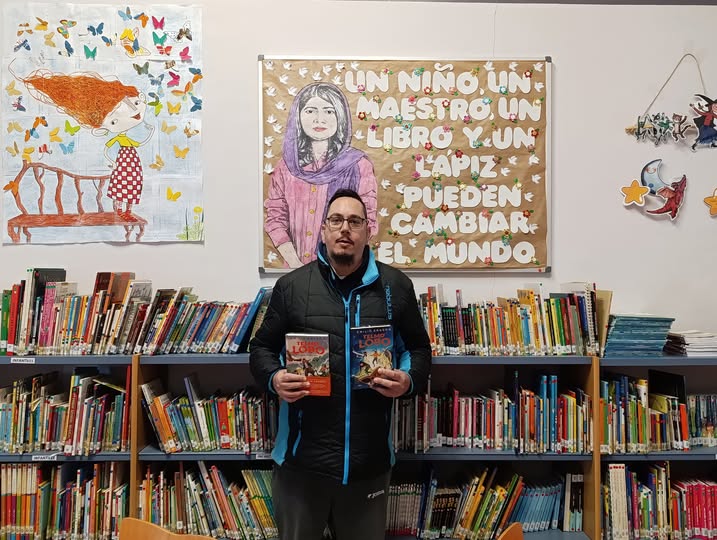 Sergio Delgado Cintas vuelve a pensar en su pueblo con una nueva donación a la Biblioteca