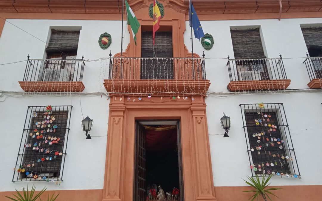 Los trabajos navideños del alumnado del Colegio San Carlos Borromeo y CPR Maestro José Alcolea decoran la Plaza Lope de Vega