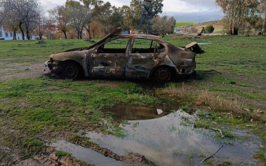 Un coche calcinado abandonado evidencia el abandono institucional en Peñarroya-Pueblonuevo