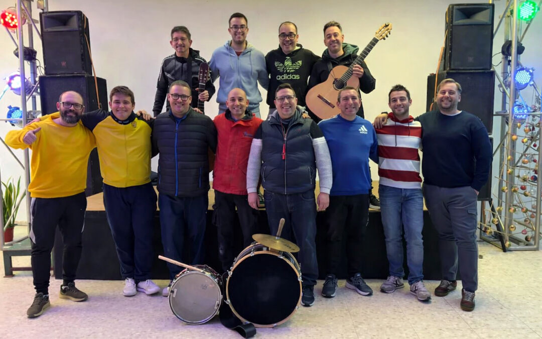 “Aquí, la que no corre vuela”, irrumpe en el Carnaval de Peñarroya-Pueblonuevo con crítica local, humor y mucho desparpajo