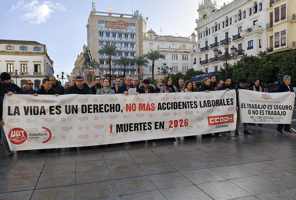 CCOO y UGT se concentran por la primera muerte en accidente laboral en la provincia
