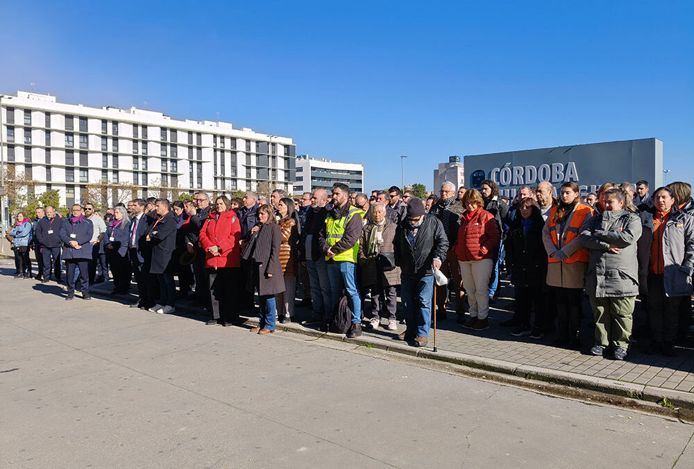 El sector ferroviario de Córdoba muestra su pesar por el accidente de Adamuz con un minuto de silencio ante la estación Julio Anguita