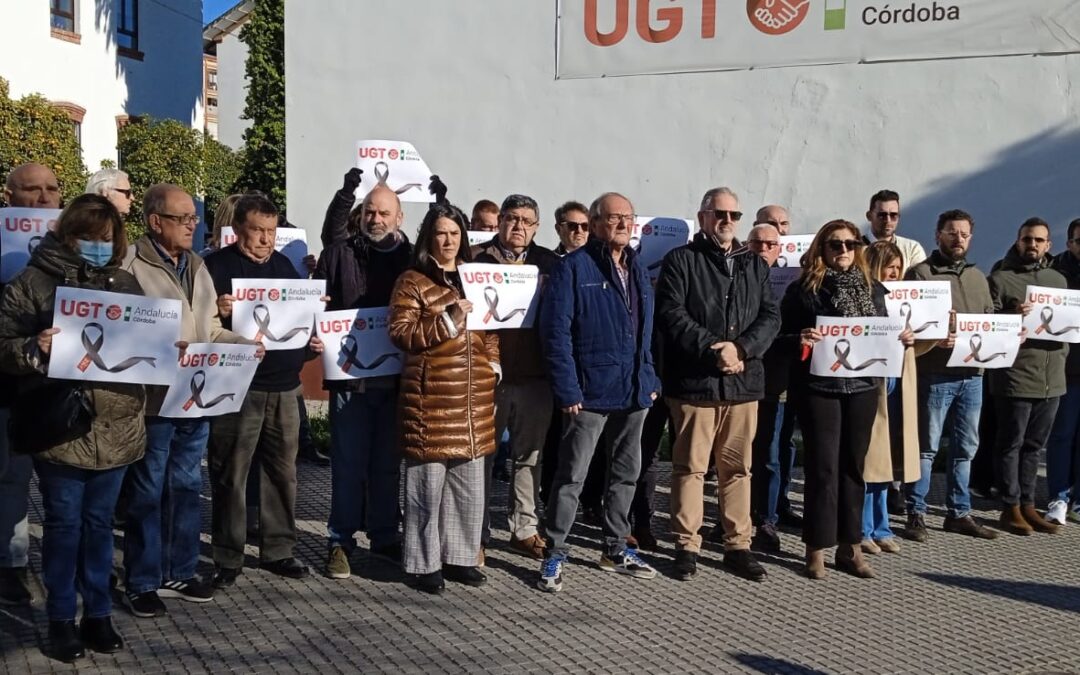 UGT Córdoba se concentra para expresar el dolor y la solidaridad de la organización sindical por el accidente de Adamuz