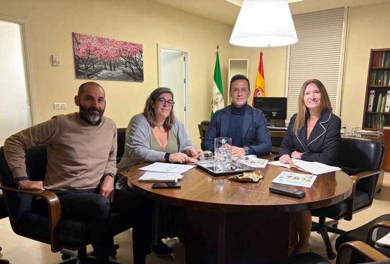 Fernando Castro, gerente de FAISEM, se ha reunido hoy con Ainhoa Timón, presidenta del Colegio Oficial de Terapeutas Ocupacionales de Andalucía (COPTOAND).