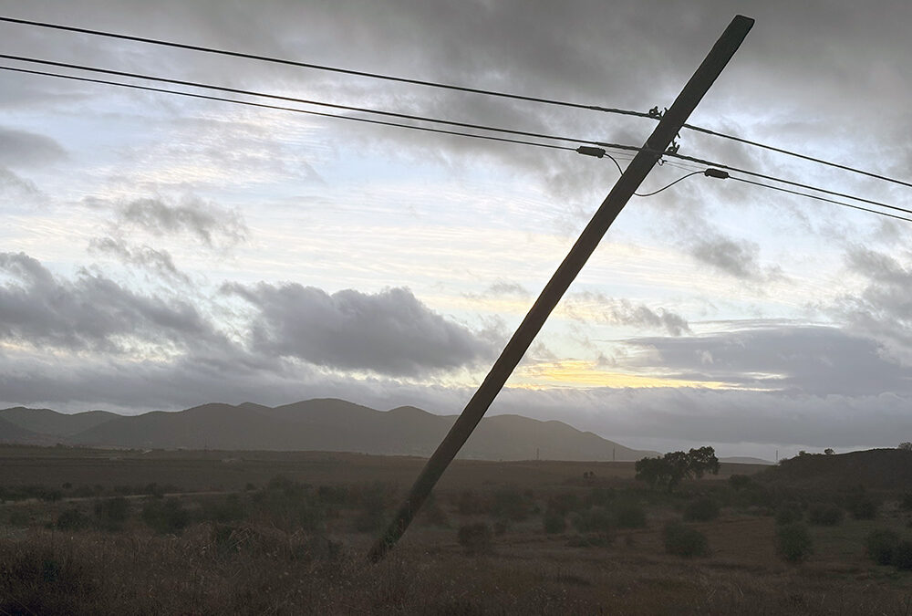 Vecinos reclaman la reparación urgente de un poste eléctrico en la antigua carretera del Antolín