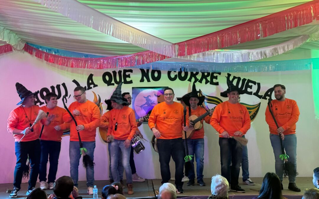 La chirigota “Aquí, la que no corre vuela” se presenta ante un local abarrotado en Peñarroya-Pueblonuevo