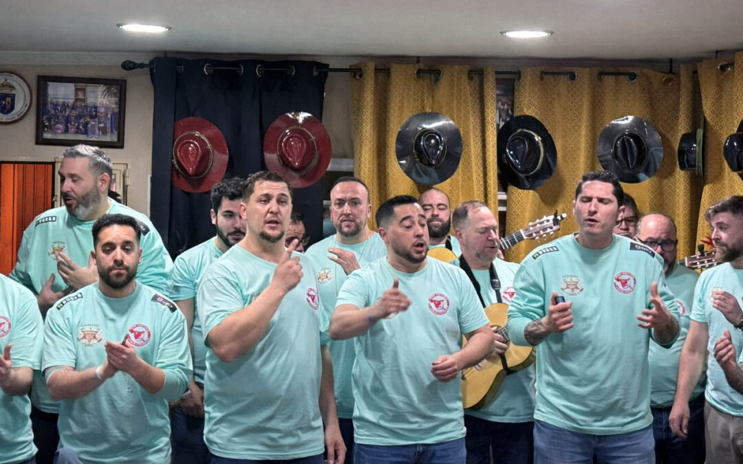 Presentación de la comparsa con balas de humo ante familiares y amigos en la sede de su peña
