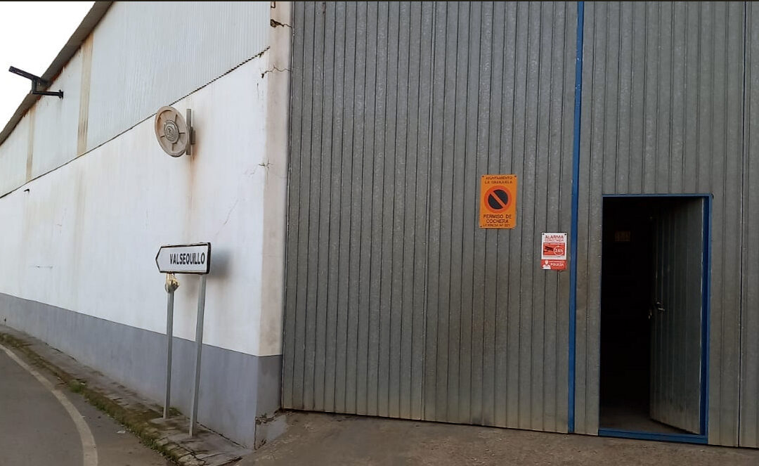 Un año después, el espejo de seguridad de la calle Cuarteles sigue roto en La Granjuela