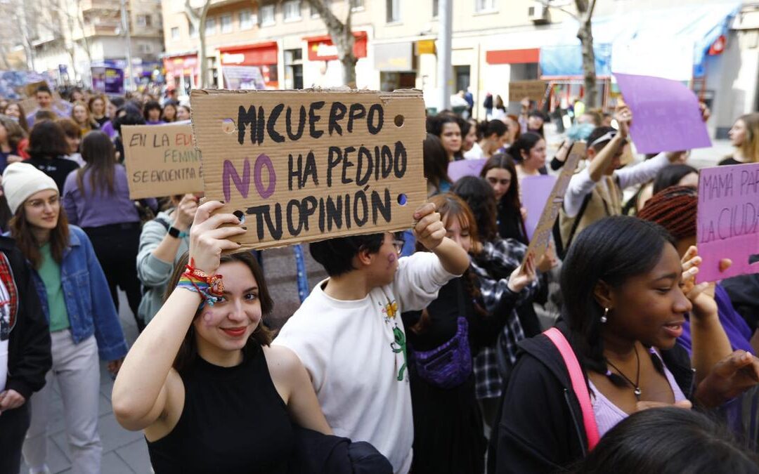 IU y PCA alertan de la brecha salarial: las mujeres cobran un 15% menos y deben trabajar 53 días más