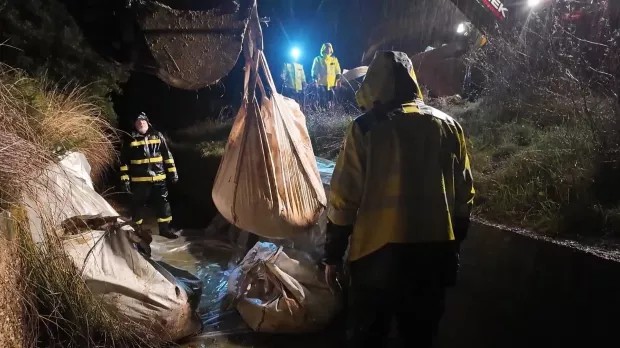 Miembros de la UME trabajan en la construcción de un muro de contención en la balsa de AznalcóllarUME