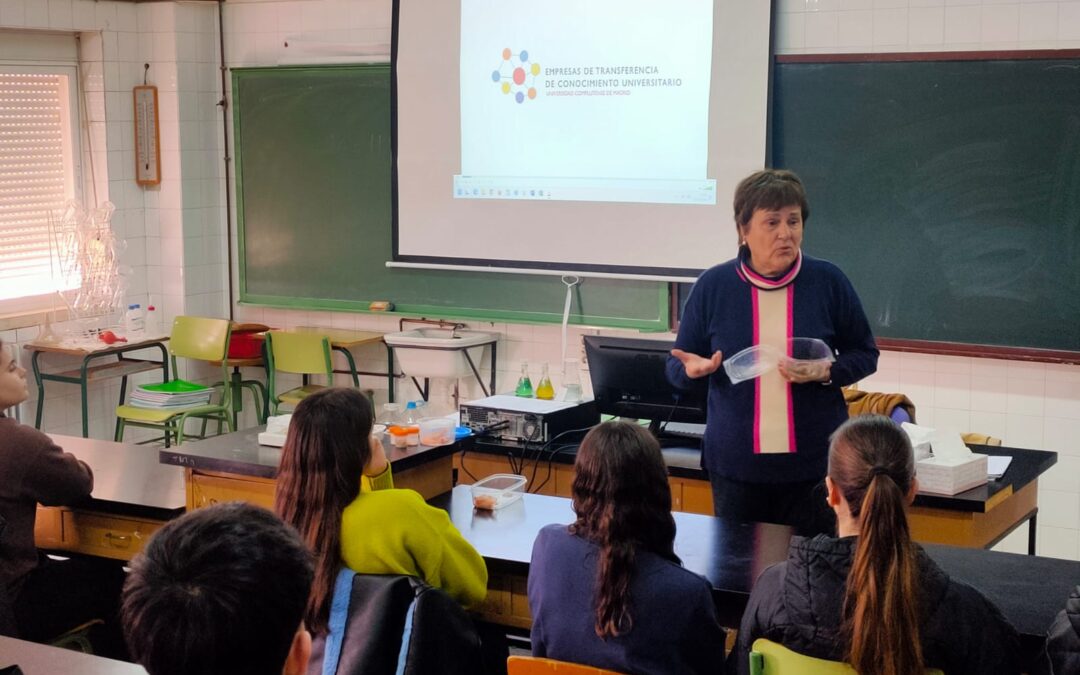 La científica Ángeles Heras Caballero imparte un taller sobre biopolímeros y economía circular en el IES Alto Guadiato