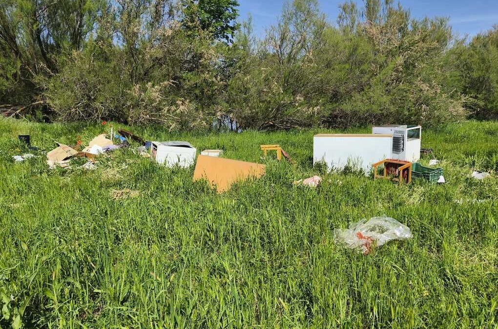 Denuncian enseres abandonados en el parque periurbano de Peñarroya-Pueblonuevo