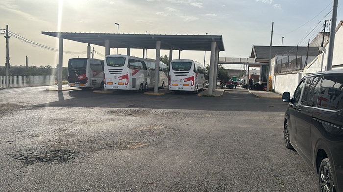 Los vecinos denuncian el deterioro del asfalto en la estación de autobuses de Peñarroya-Pueblonuevo